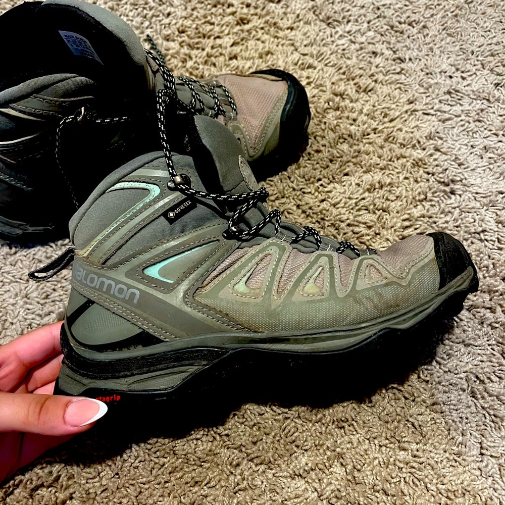 Woman’s 7.5 Solomon hiking shoes